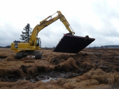 Déplacement de la pelleteuse sur des plateaux à Cléfaye (Hautes-Fagnes)